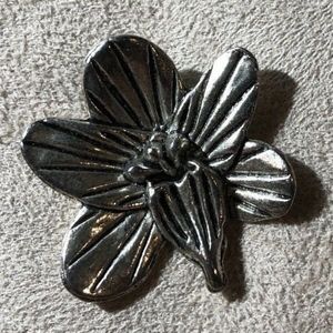 1" round Silvertone, 5 pedal Flower pendant